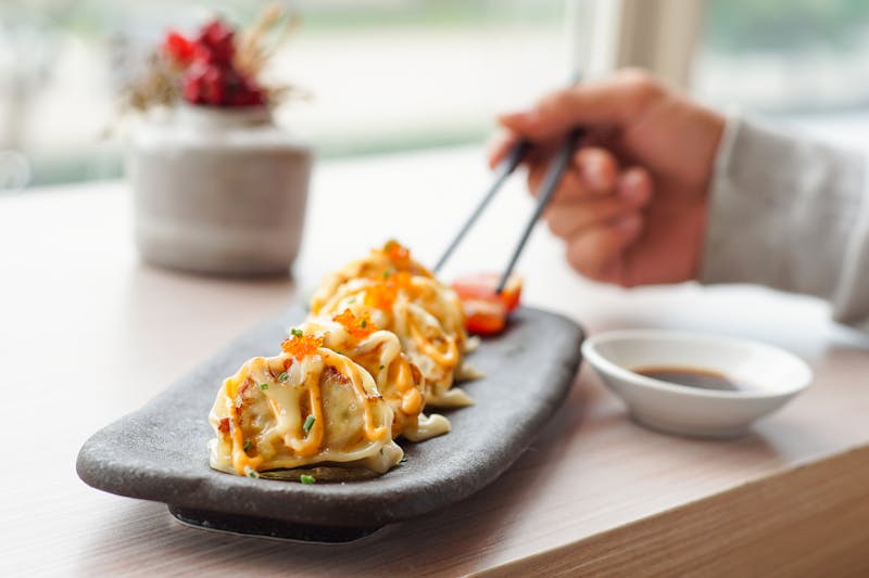 Valeurs de Cote Sushi — préparation soignée de sushis frais dans notre cuisine